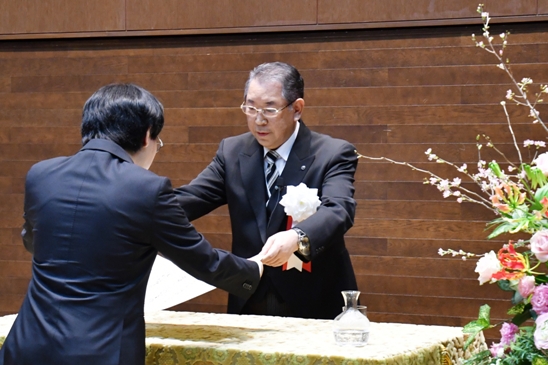 卒業生に学位記を授与する友田学長
