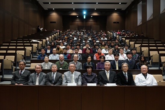 出席者と記念写真に収まる松田教授（前列右から4人目）