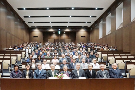 出席者と記念写真に収まる伊藤教授（前列右から5人目） 