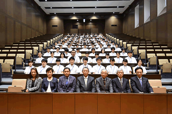 友田学長他関係教職員と認証を受けた5学年学生