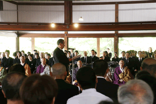 追悼の言葉を述べる友田学長