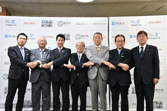 調印式終了後の記念撮影。（右から3人目本学友田幸一学長）